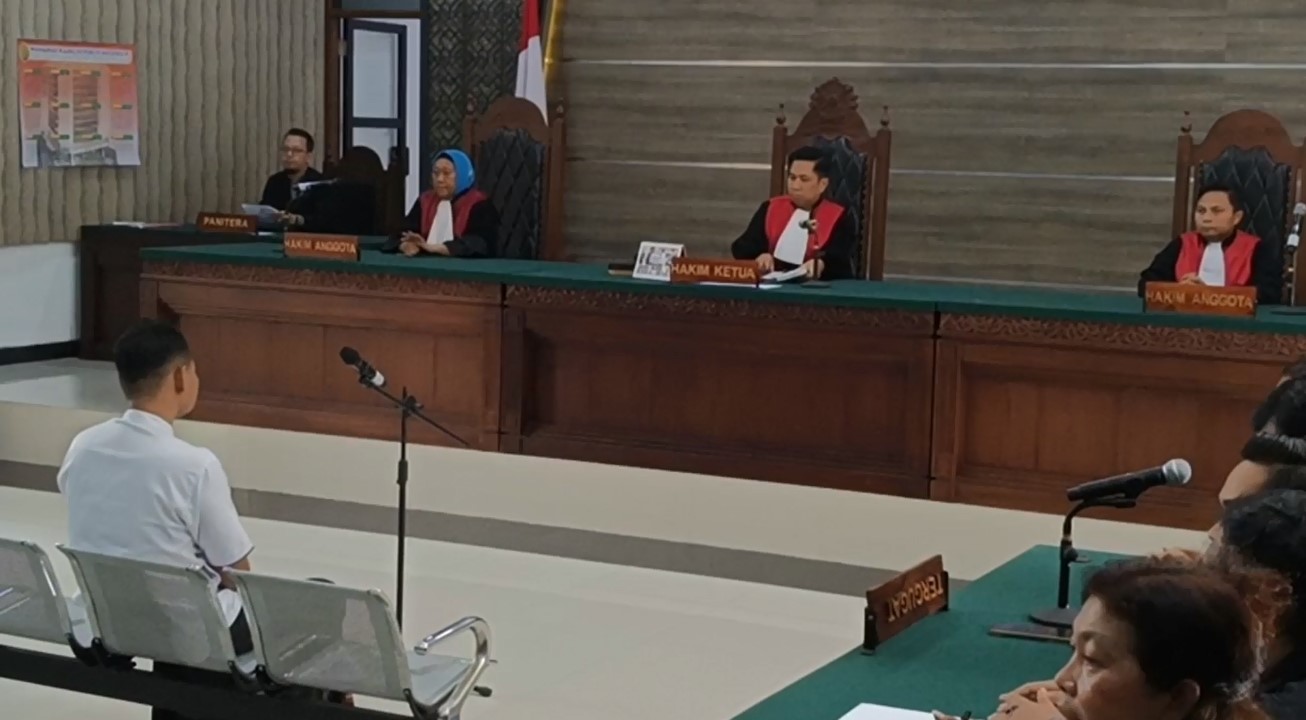 Sidang kasus pembunuhan dan mutilasi koper merah dengan terdakwa Rohmad Tri Hartanto alias Anto di Pengadilan Negeri Kediri, jaksa menuntut hukuman mati.