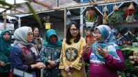 MBAK CICHA DAMPINGI MENTRI FOTO DM